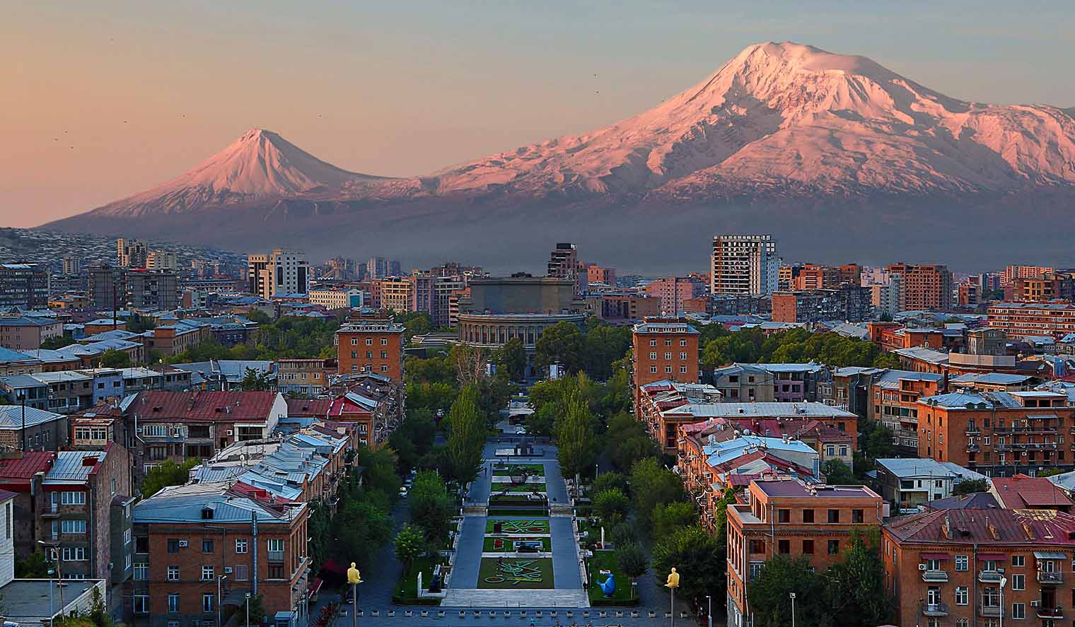 Jerewan mit Mount Ararat im Hintergrund