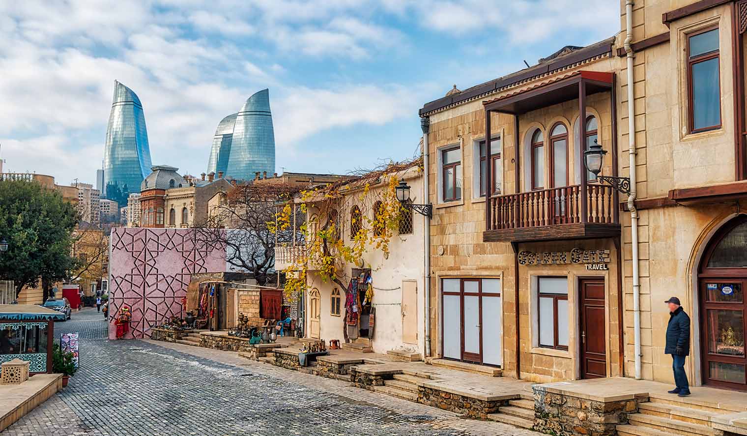 Altstadt vor Baku mit Feuertürmen im Hintergrund