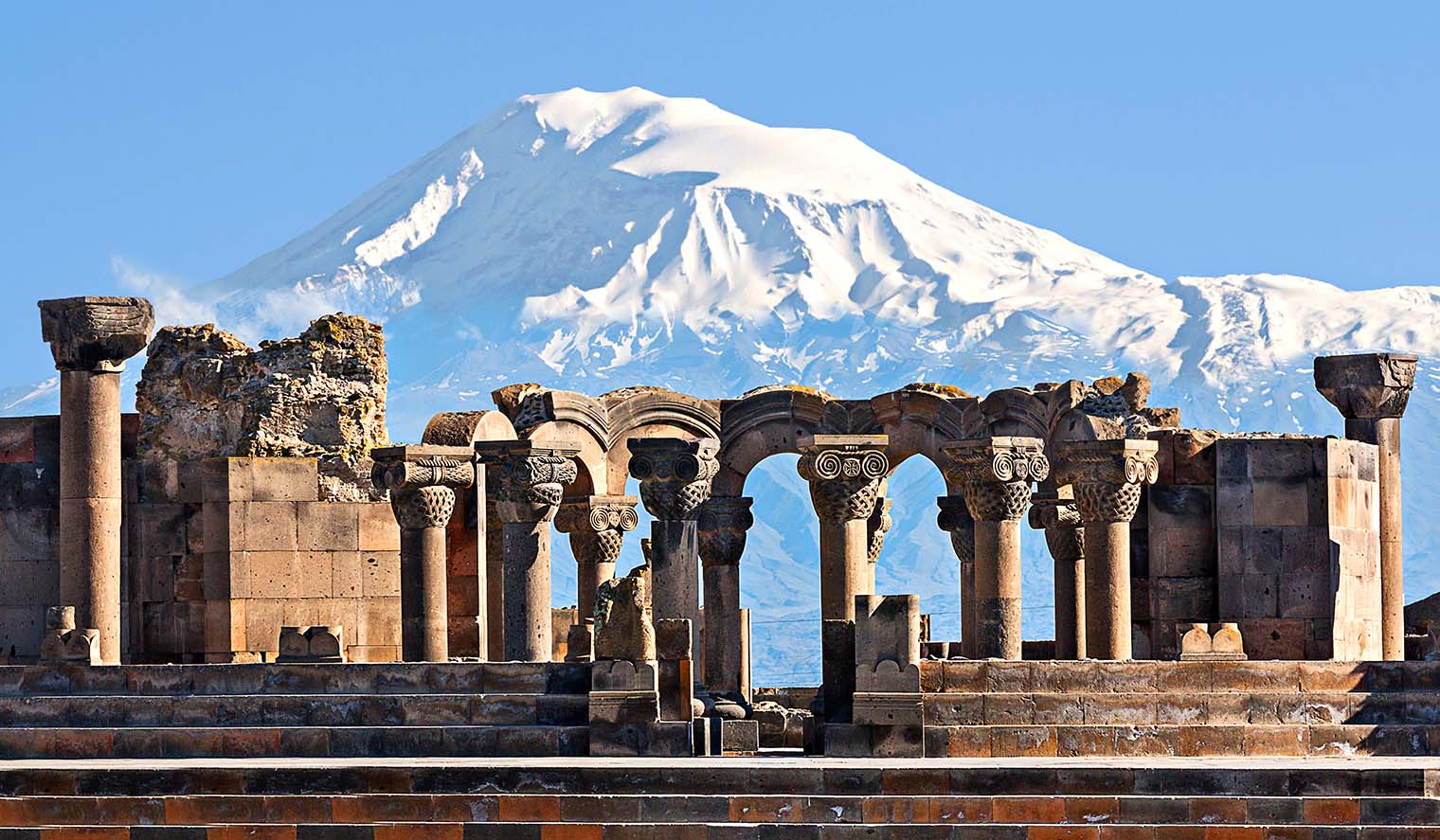 Zvartnots Ruinen mit Ararat Bergen im Hintergrund