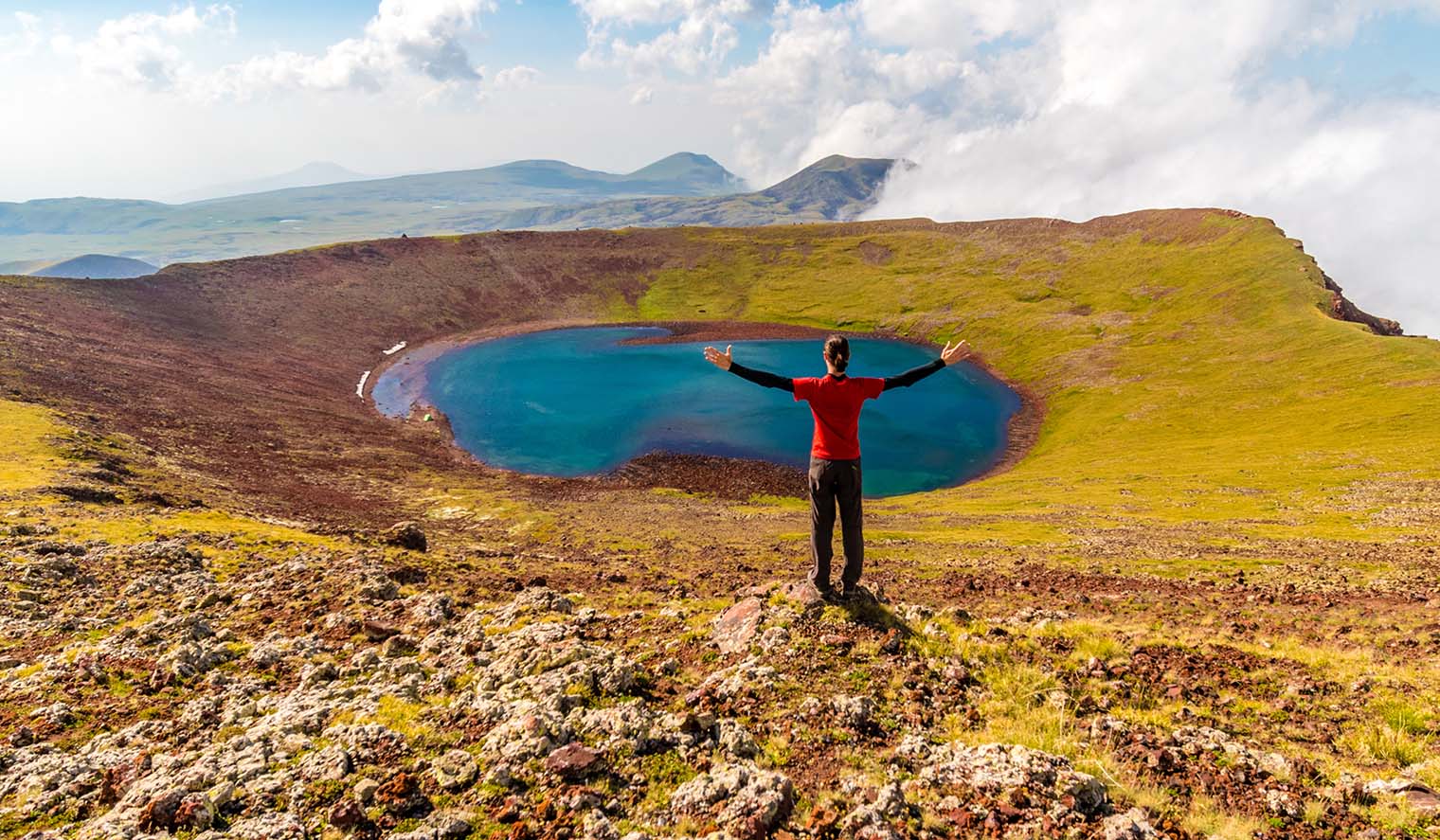 Reisende vor Vulkan Krater in Armenien