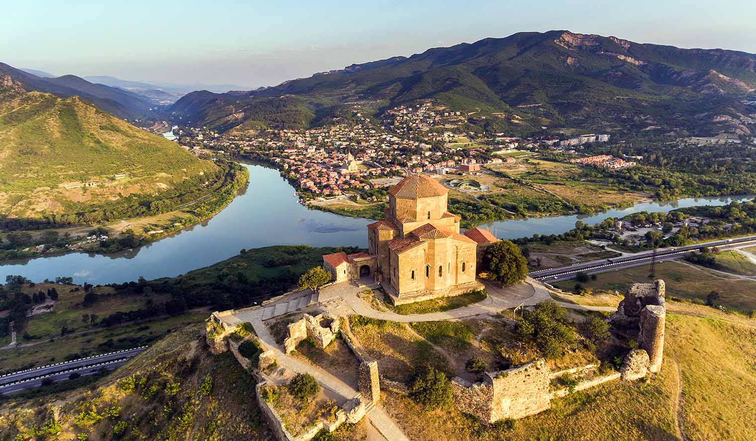 Aussicht auf Dschwari Kloster und Stadt mit Fluss im Hintergrund