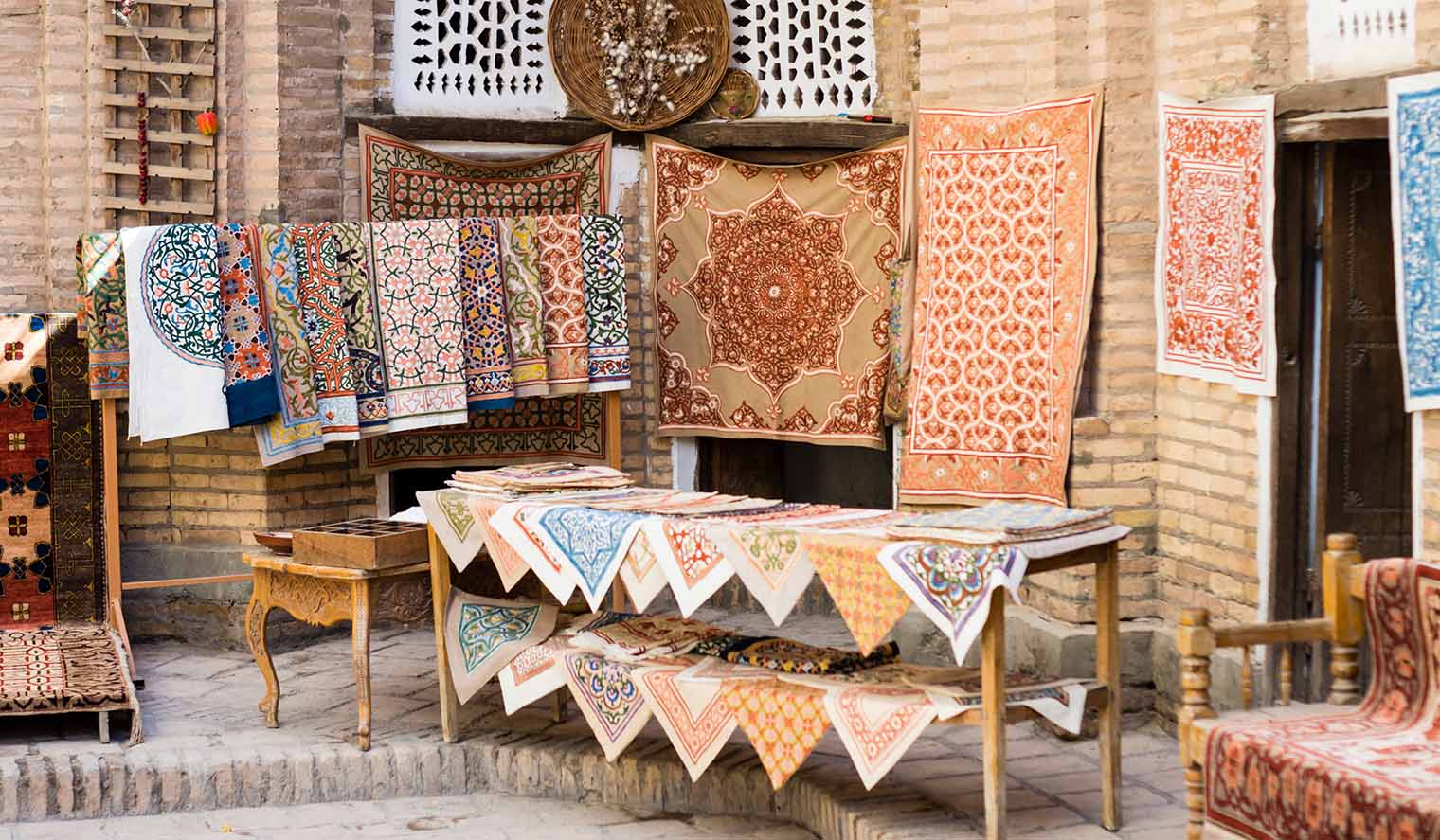 Bazar Usbekistan mit Stoffen und Teppichen