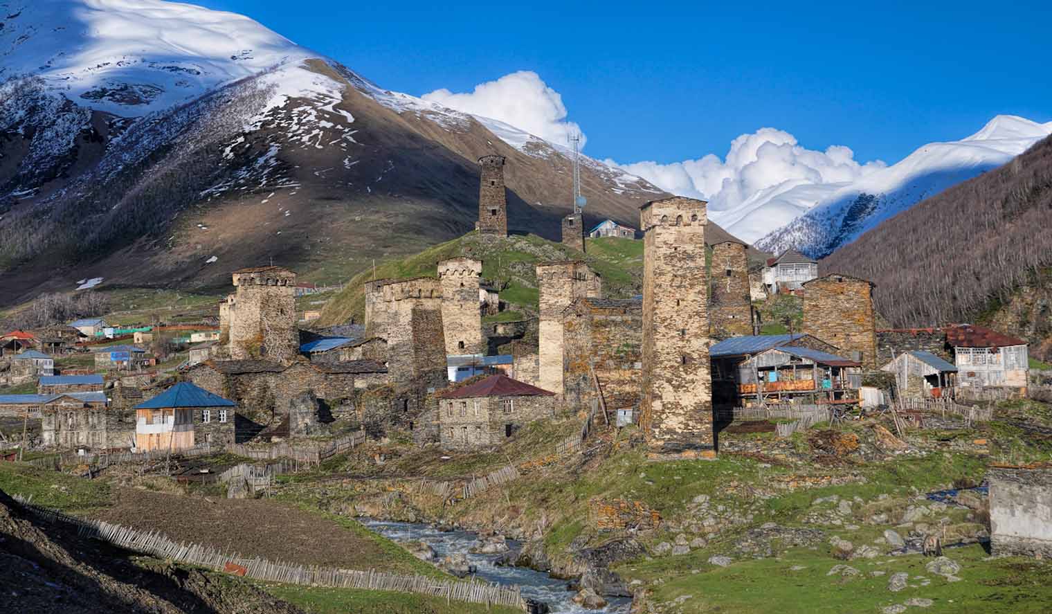 Sicht auf Mestia in Georgien